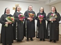 od lewej: Siostra M. Klara, Siostra M. Iwona, Siostra M. Teresa, Siostra M. Maksymiliana, Siostra M. Bonita.
